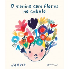 O menino com flores no cabelo