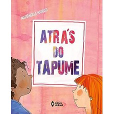 Atrás do tapume