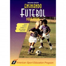 Ensinando futebol para jovens